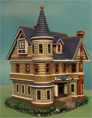 Petro Eastlake House 9.5"t